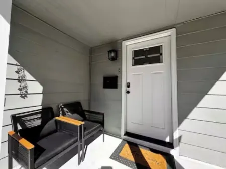 Charming Downtown Retreat Отели в г. Натрона