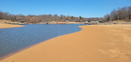 Waterfront with Sandy Beach on Lake Eufaula Отели в г. Мак-Интош