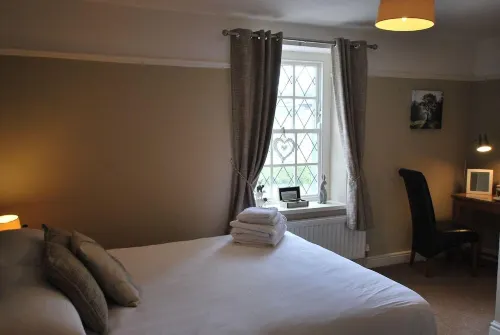 The Punchbowl Country Inn - parking