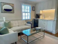 West End - Commercial Street, Charming 2-Bedroom with Beach Access - Sleeps 4! 프로빈스타운 호텔