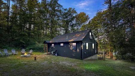 Modern Lake House close to Portland