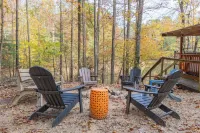 Lakeside Cabin: Private Dock - Canoe & Kayaks - HotTub -PetFriendly -Arcade Game Hotels in Wolfe County