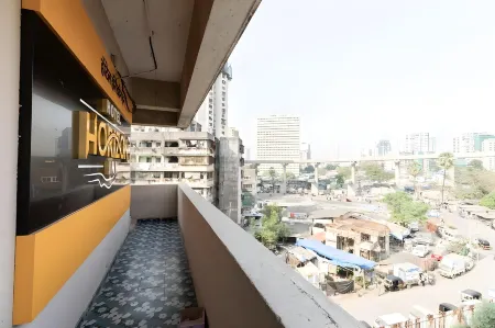 Horizon Inn Near Exhibition Center Отели рядом с достопримечательностью «Madh Island»