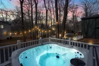 Poconos Luxury Retreat - Hot-Tub, Billiards, Game Room, Fire-Pit, Private!