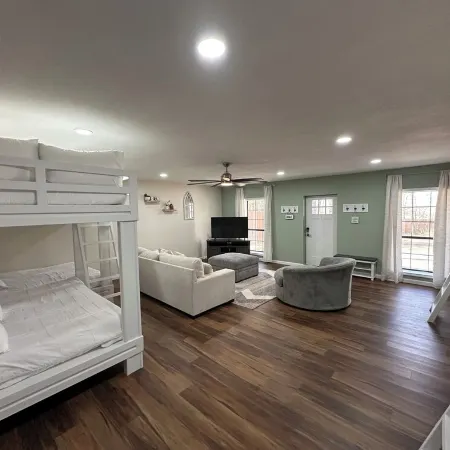 Cozy Cottage at Serenity Woods for up to 18 guests. Only 5 mins from the lake!