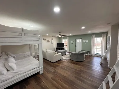 Cozy Cottage at Serenity Woods for up to 18 guests. Only 5 mins from the lake!