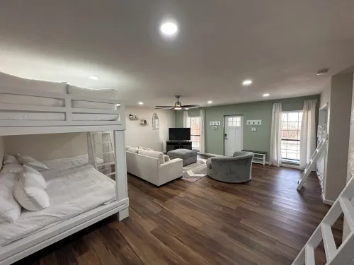 Cozy Cottage at Serenity Woods for up to 18 guests. Only 5 mins from the lake!