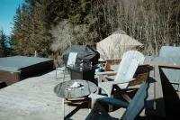 Spacious  MILLION DOLLAR VIEW home w/ fitness room, hot tub in charming Homer - บูติค