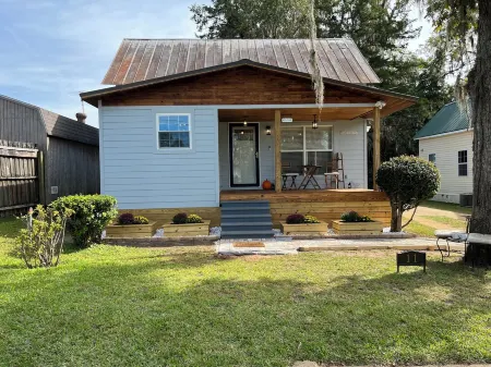 “Lovely” Bungalow near downtown Quincy!