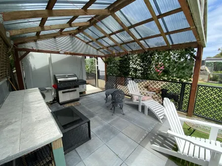 Beautiful little Studio, with an outdoor area- 5 minute walk to the Beach! Отели рядом с достопримечательностью «Басс Кост Хелт»