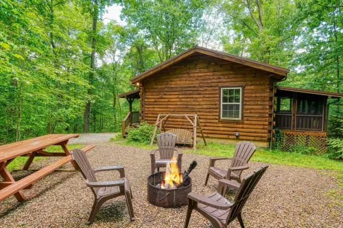 New+ Updated. Hot Tub. Near Trails. Game Room. Firepit. Secluded 8 Acres