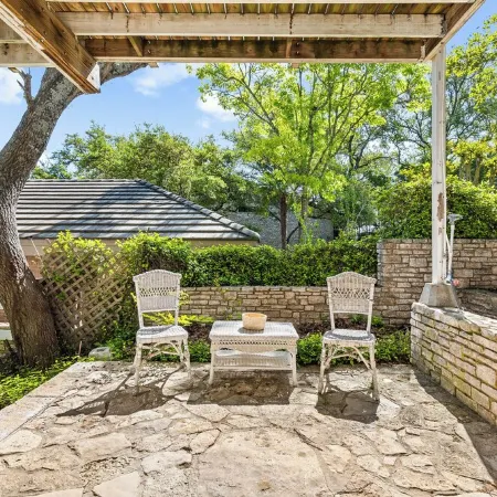Private Romantic Lodgings Located in Wine Cellar Overlooking Canyon Lake