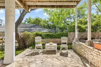 Private Romantic Lodgings Located in Wine Cellar Overlooking Canyon Lake