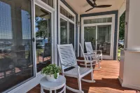 AMAZING Lakefront And Well Designed Lakehouse: That Is Sure To Please