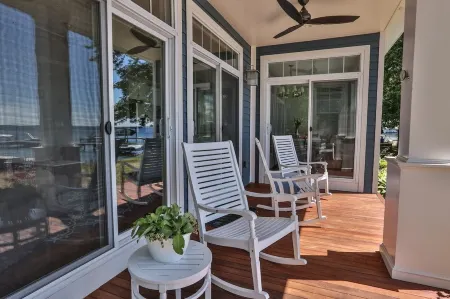 AMAZING Lakefront And Well Designed Lakehouse: That Is Sure To Please