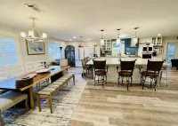 "Juniper Junction" - Covered Pool / Entertainer’s Dream / 10 Minutes from Beach