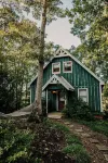 Charming 2-bedroom cottage in a wooded setting sitting high above Chauga River
