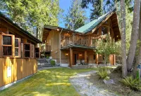 Glacier Creek Chalet- A spacious mountain retreat. Family and pet friendly.