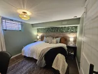Eclectic Artist Flat: Great midpoint between Seattle, Tacoma, and National Parks Hotels near Soos Creek Botanical Garden & Heritage Center