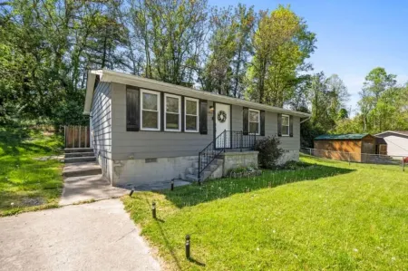 10 Min to NRG Park with Private Deck, Movie Nights & Fire Pit Отели рядом с достопримечательностью «Ace Adventure Water Park»