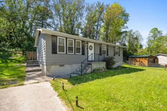 10 Min to NRG Park with Private Deck, Movie Nights & Fire Pit