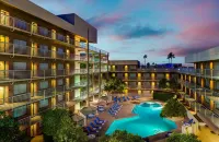 DoubleTree Suites by Hilton Phoenix - Pool