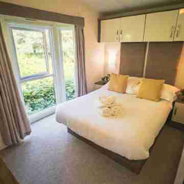 Hazel Oaks, Beautiful Lodge with Hot Tub - Sleeps 6 - Felmoor Park Rooms