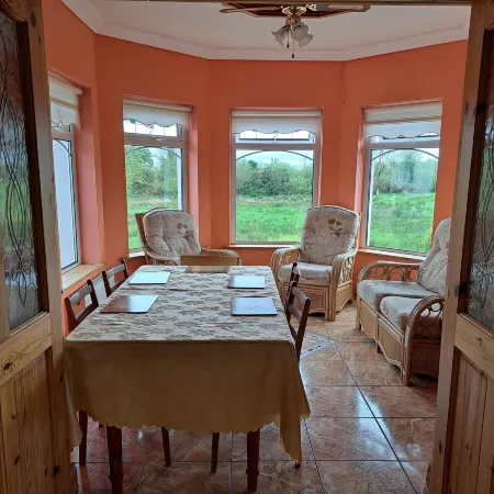 Spacious 6 Bed House 10 Minutes from Knock Airport