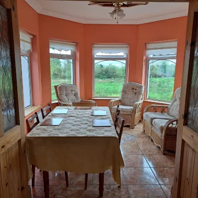 Spacious 6 Bed House 10 Minutes from Knock Airport - Balkoner