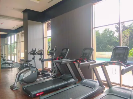 Homey and Comfort Living Studio Apartment Transpark Cibubur Отели рядом с достопримечательностью «Gunadarma University F6»