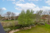 Huswell - Spacious Top-Floor Apartment with Private Parking