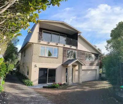 Birdsong Hideaway Two-Bedroom Suite in Browns Bay Hotels in Browns Bay