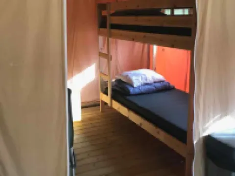 荷蘭的野營帳篷，靠近沙丘和海