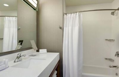 聴覚モビリティアクセシブルルーム(クイーンベッド2台)(浴槽) コートヤード・ヒューストン・ケイティ・ミルズの写真