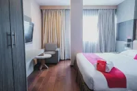 RedDoorz Plus Near Pantai Coastarina 2 Batam Các khách sạn gần THE ILLUSION