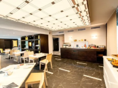 ベストウェスタン ホテル ジャーナル アンティーブ ジュアン レ パン アンティーブのホテル