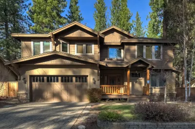 Stunning Forest Retreat - Walk to Upper Truckee River!