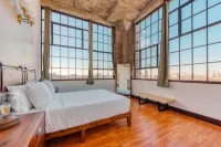 Sosuite at Independence Lofts - Callowhill - balcony