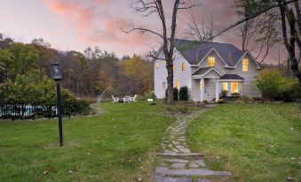 Cortland by AvantStay Charming Heritage Estate w Private Lake Pool