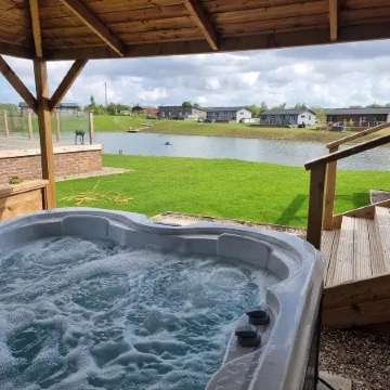 Pet Friendly 2-Bed Luxury Lodge in Routh w/ Hottub