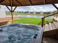 Luxury 2-Bed Lodge in Routh, Hottub & Pet Friendly