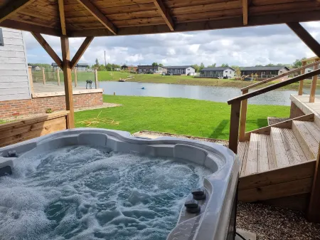 Luxury 2-Bed Lodge in Routh, Hottub & Pet Friendly Отели в г. Скирлаф