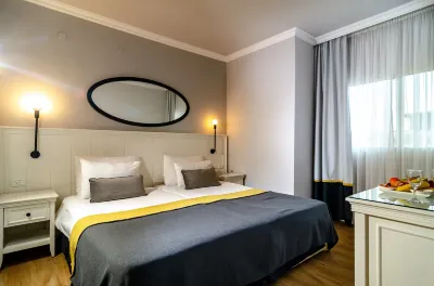 Royal Plaza Hotel Hotels near American Eagle Store