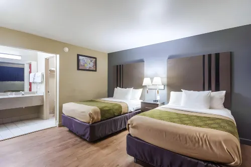 Econo Lodge Inn & Suites I-35 at Shawnee Mission Hotels in Prairie Village