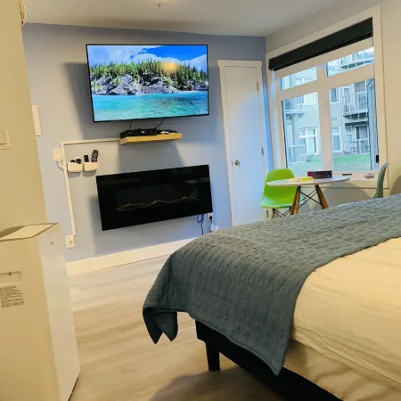 A Lovely Studio with Full Kitchen & AC