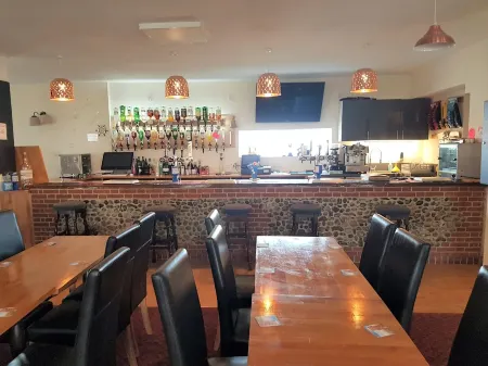 The Cliff Top Inn Отели в г. Бактон