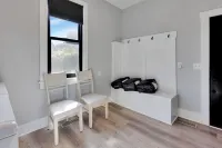 Miller House-Modern Remodel 2BR Historic Townhome blocks to downtown Noblesville