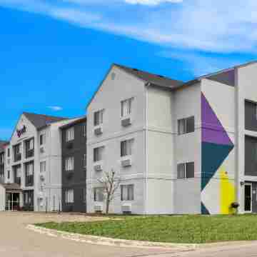 Spark by Hilton Moline Quad Cities Hotel Exterior