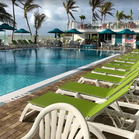 10% Discount Til August 2026! 3Br 3BA, Tiki Hut, 37' Dock, Cabana Club Memb.