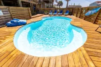 Canalfront, tiki bar, dock, boatramp, pool, hot tub, kayaks, paddleboards & more